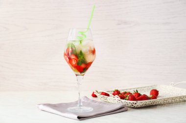 Masada bir bardak lezzetli çilekli mojito.