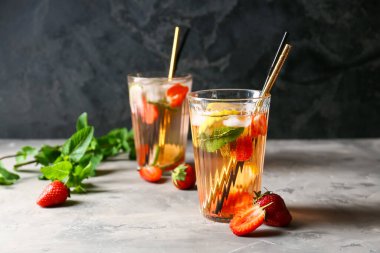 Masada lezzetli çilekli mojito bardakları