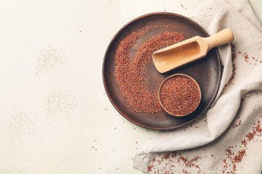 Beyaz arka planda sağlıklı kinoalı plaka