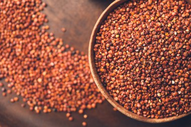 Sağlıklı kinoalı kase, yakın çekim.