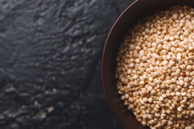 Koyu arkaplanda sağlıklı kinoalı bowling, yakın plan.