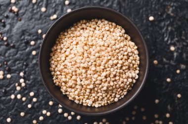 Koyu arkaplanda sağlıklı kinoalı kase.