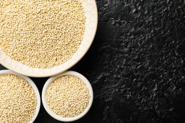 Koyu arkaplanda sağlıklı kinoa tabakları