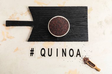 Beyaz arka planda sağlıklı kinoalı kompozisyon