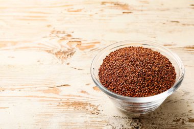 Masada sağlıklı kinoa ile kase