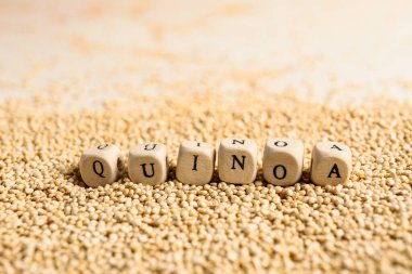 Tohumlar üzerinde QUINOA sözcüğü olan küpler
