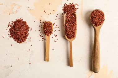 Beyaz arkaplanda sağlıklı kinoa