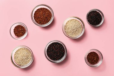 Renkli arka planda sağlıklı kinoalı kaseler
