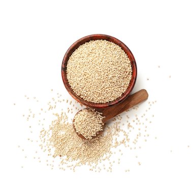 Beyaz arka planda sağlıklı kinoalı kase ve kaşık.