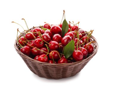 Beyaz arka planda kirazlı sepet