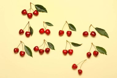 Renkli arkaplanda olgun tatlı kiraz