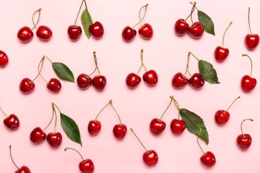 Renkli arkaplanda olgun tatlı kiraz