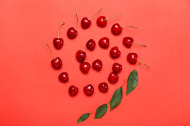 Renkli arkaplanda olgun tatlı kiraz