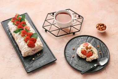 Çilekli lezzetli kremalı pasta ve renkli çay.