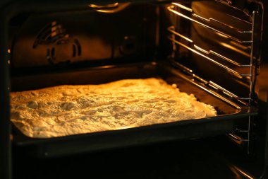 Fırında kremalı fırın kağıdı.