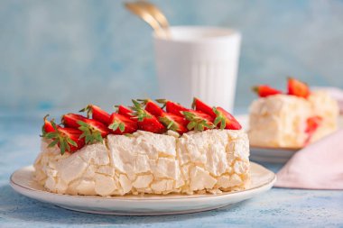 Lezzetli kremalı pasta ve tabakta çilek.