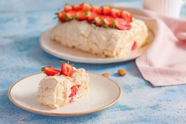 Lezzetli kremalı pasta ve tabakta çilek.