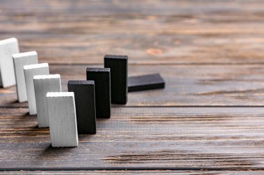 Ahşap arka planda farklı bloklar. Irkçılık kavramı