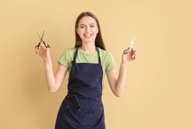 Renkli arka planda kadın kuaför