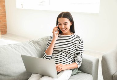 Bilgisayarlı bir kadın internet üzerinden bilet ayırtıyor.