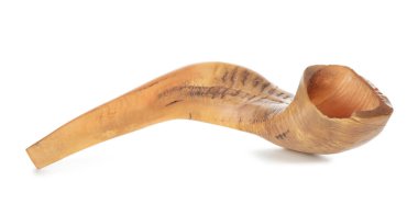 Beyaz arka planda Shofar. Rosh Hashanah (Yahudi Yeni Yılı) kutlaması
