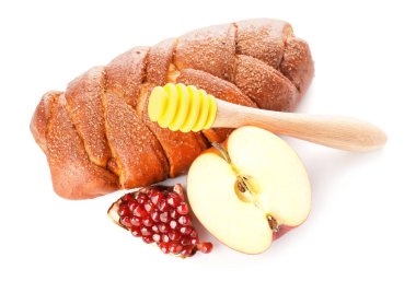 Beyaz arka planda meyveli bal ve challah. Rosh Hashanah (Yahudi Yeni Yılı) kutlaması