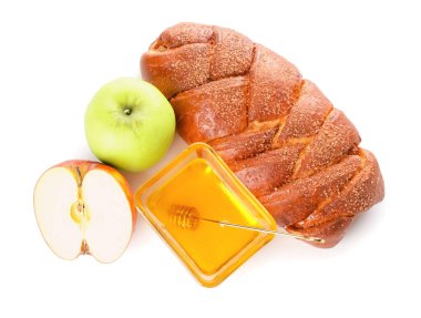 Challah beyaz arka planda bal ve elmalarla. Rosh Hashanah (Yahudi Yeni Yılı) kutlaması