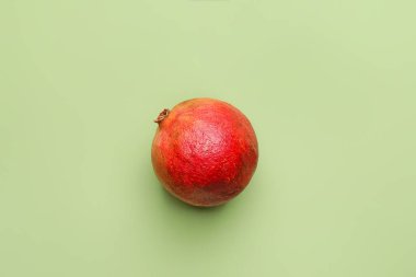 Renk arkaplanında taze nar