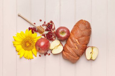 Rosh hashanah (Yahudi Yeni Yılı) için ahşap arka planda kompozisyon