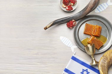 Rosh hashanah (Yahudi Yeni Yılı) için ahşap arka planda kompozisyon