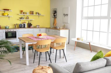 Yemek masası olan modern bir mutfak.