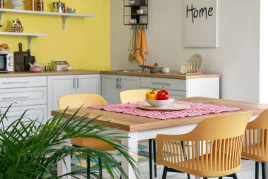 Modern mutfağın içindeki yemek masası.