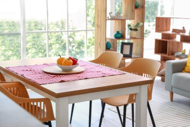 Modern odanın içindeki yemek masası.