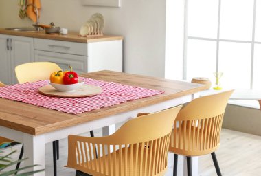 Modern mutfağın içindeki yemek masası.