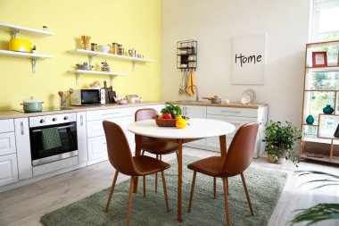 Modern mutfağın içindeki yemek masası.