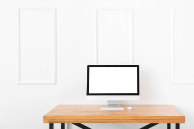 Işık duvarının yanındaki masada modern PC monitörü