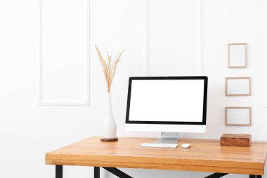 Işık duvarının yanındaki masada modern PC monitörü