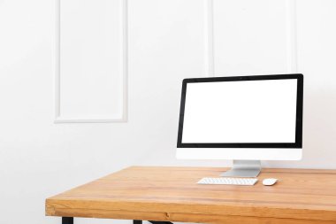 Işık duvarının yanındaki masada modern PC monitörü