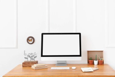 Işık duvarının yanındaki masada modern PC monitörü