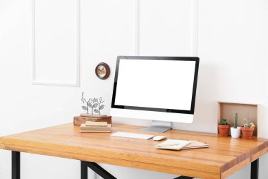 Işık duvarının yanındaki masada modern PC monitörü