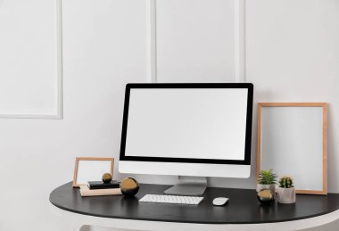 Işık duvarının yanındaki masada modern PC monitörü