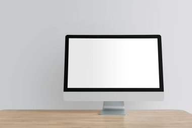 Işık duvarının yanındaki masada modern PC monitörü