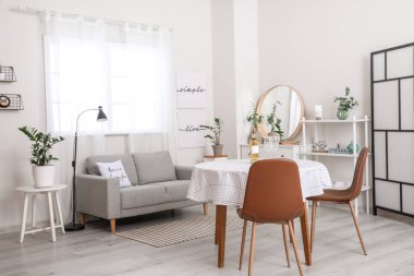 Modern şık yemek odasının içi.