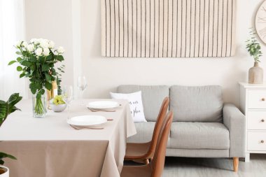 Modern şık yemek odasının içi.