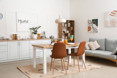 Modern stil mutfak ve yemek masası.