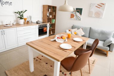 Modern stil mutfak ve yemek masası.