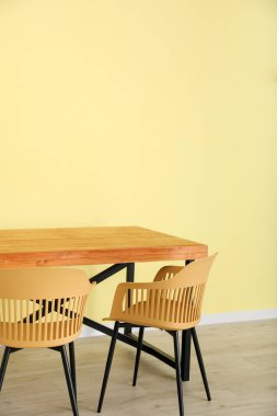 Yemek masası renk duvarının yanında.