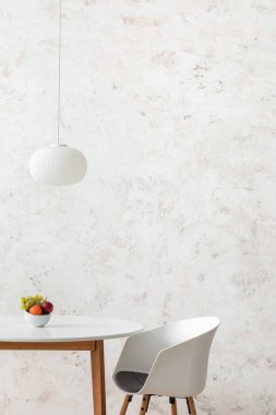 Açık duvarın yanında meyveli yemek masası.