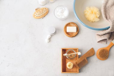 Banyodaki masada doğal banyo malzemeleri. Ekoloji kavramı