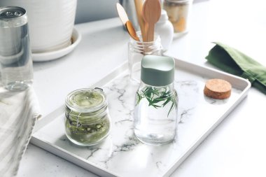 Mutfaktaki masada su ve kavanoz var. Ekoloji kavramı